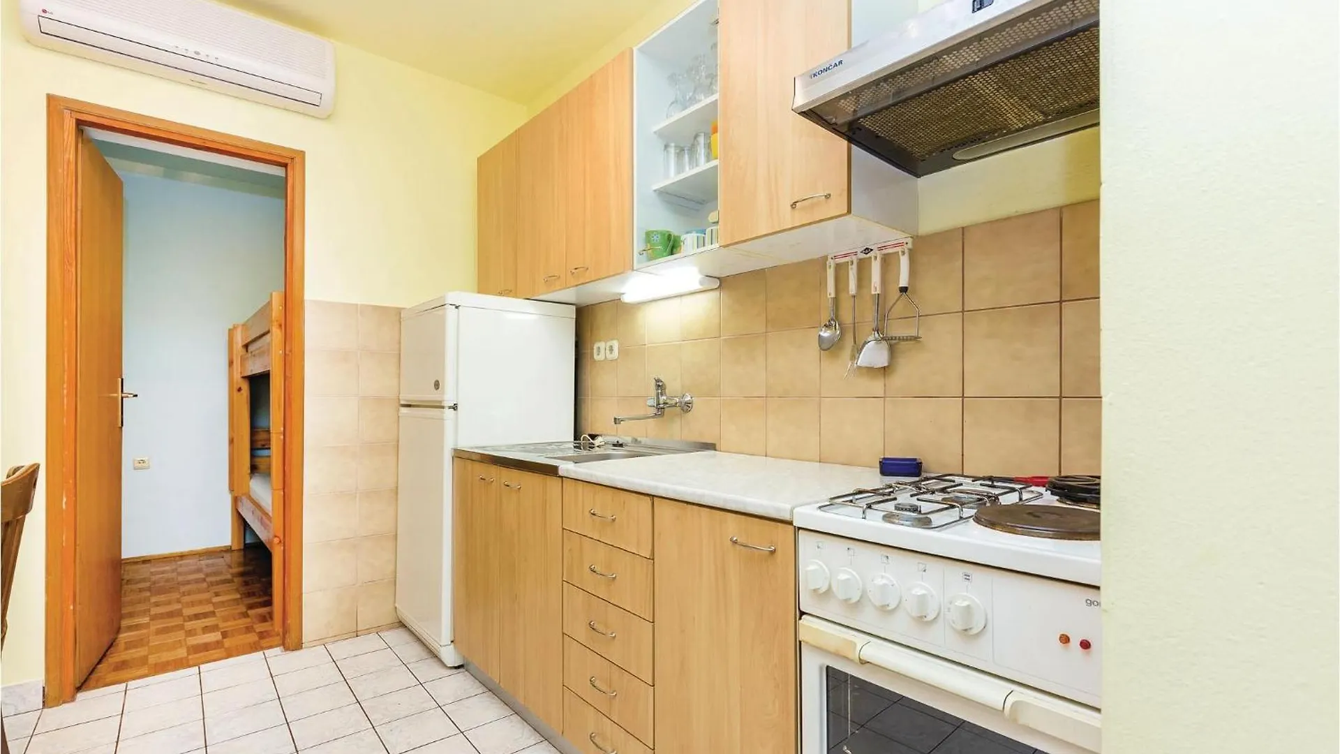 Beautiful Apartment In Povile With Wifi