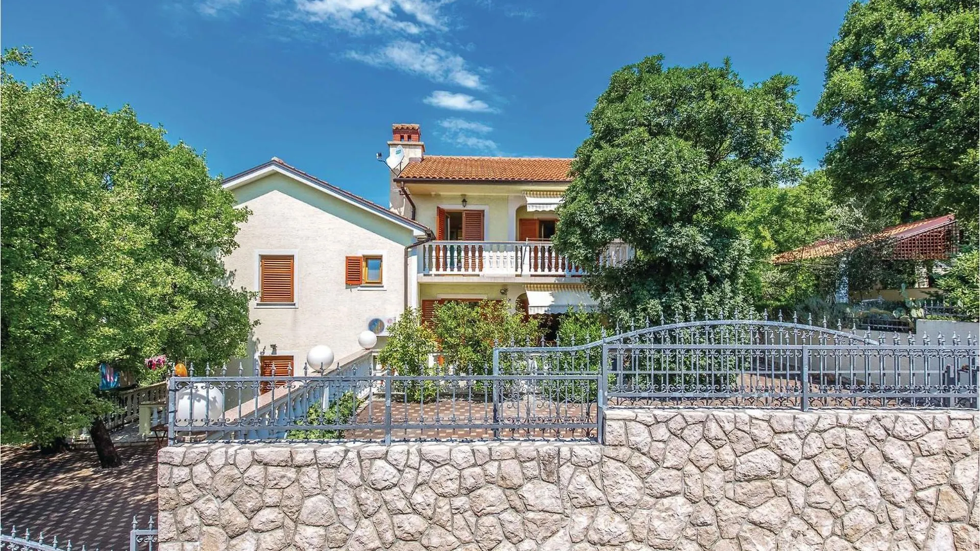 Beautiful Apartment In Povile With Wifi
